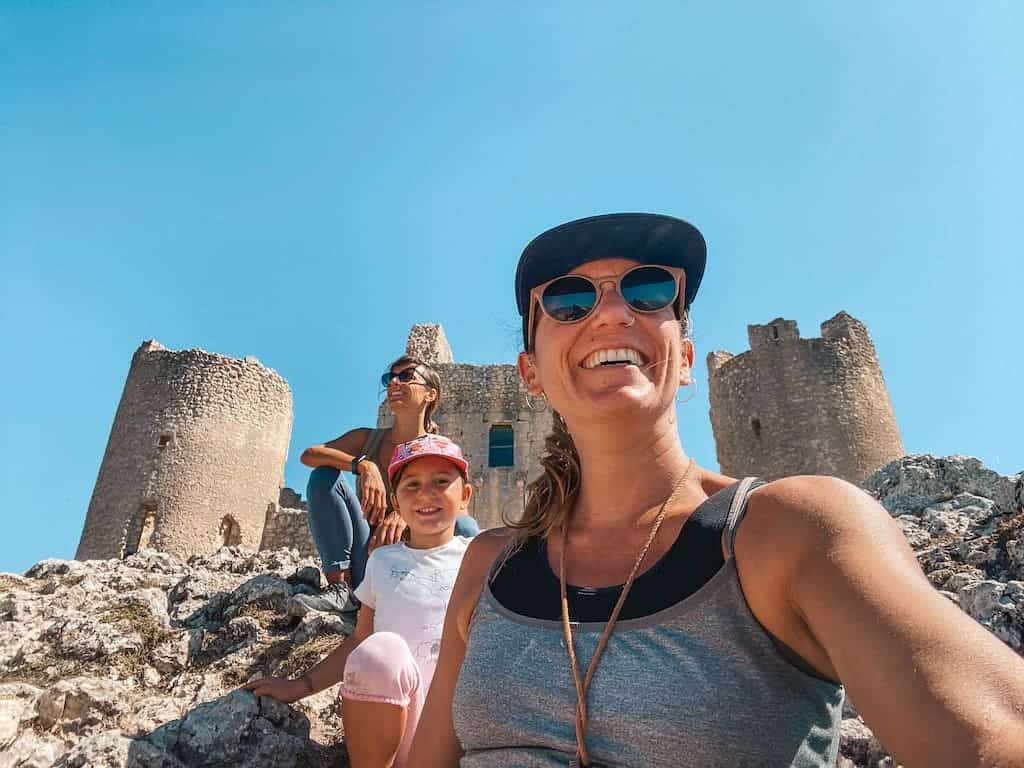 Rocca Calascio sullo sfondo.