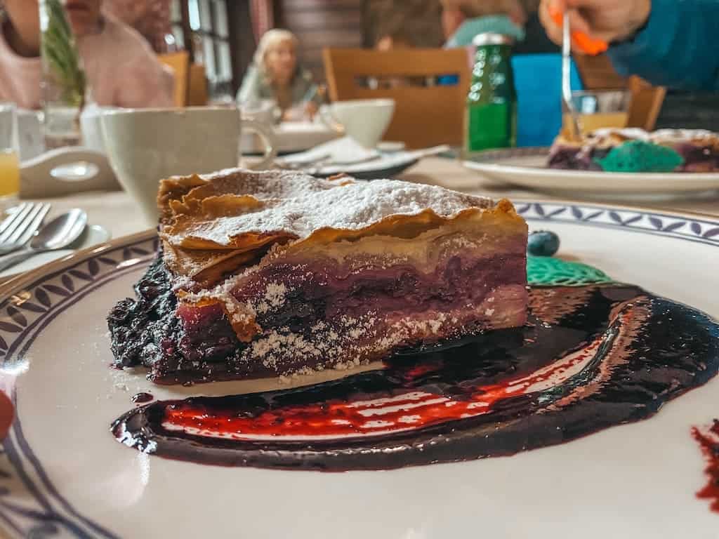 una fetta di strudel ai mirtilli