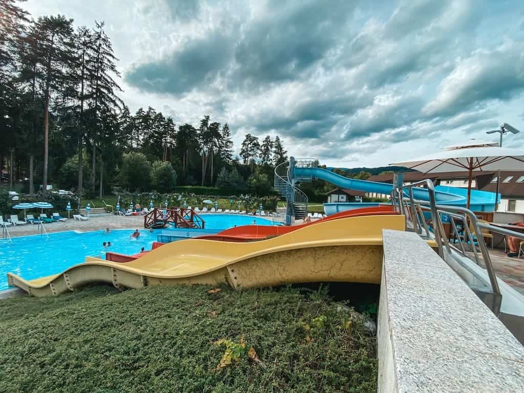 scivoli d'acqua in mezzo al verde in slovenia