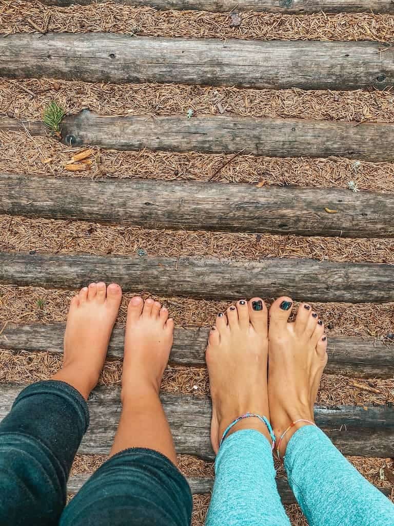 sentiero a piedi nudi in mezzo al bosco