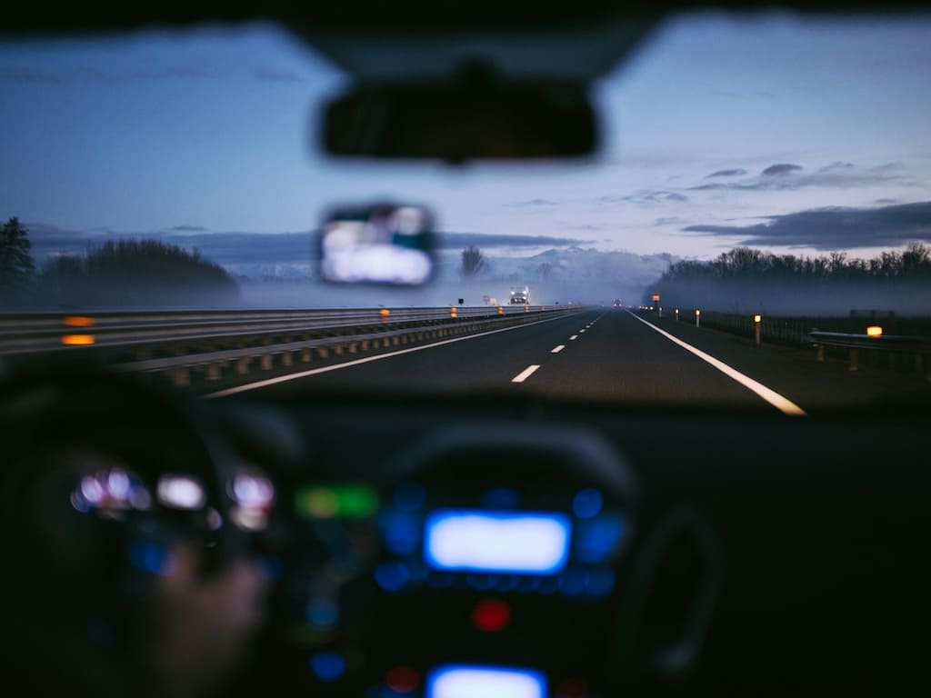persona che guida in autostrada
