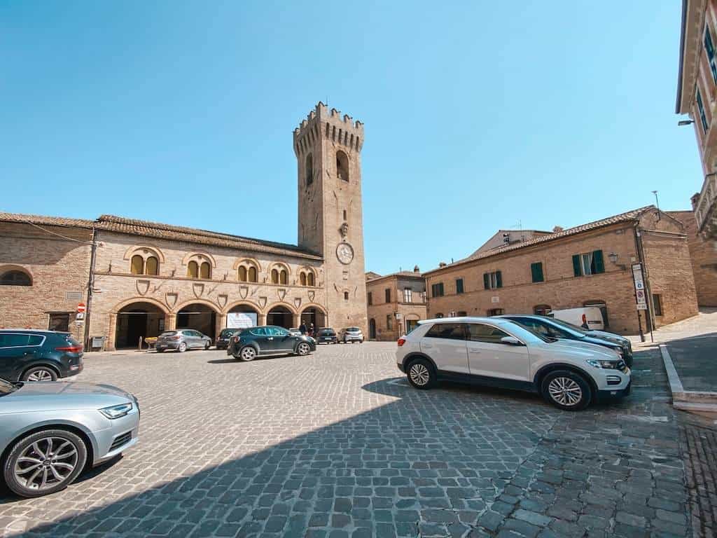 la piazza di montelupone